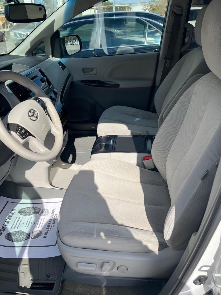 Toyota Sienna 5dr 7-Pass Van V6 LE FWD (Natl) 2012