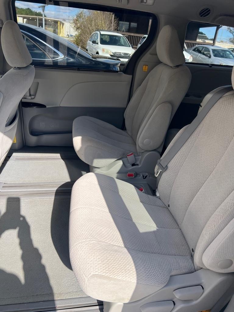 Toyota Sienna 5dr 7-Pass Van V6 LE FWD (Natl) 2012