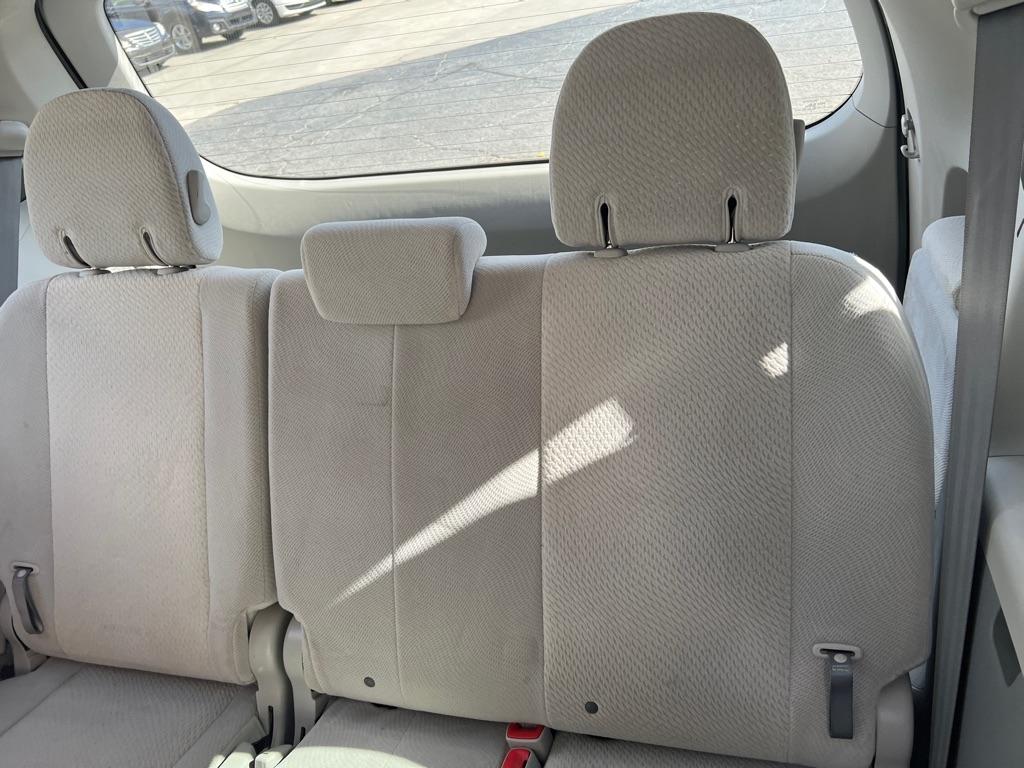 Toyota Sienna 5dr 7-Pass Van V6 LE FWD (Natl) 2012