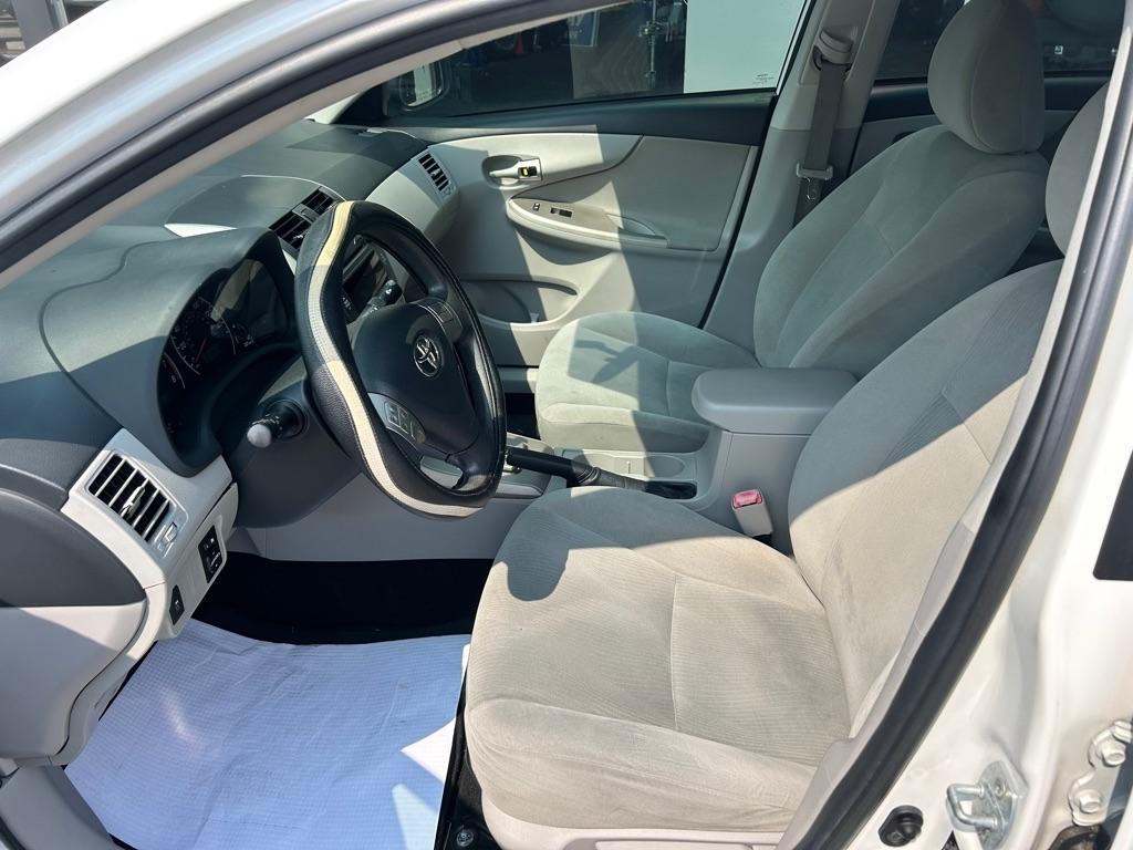 Toyota Corolla 4dr Sdn Auto LE (Natl) 2011