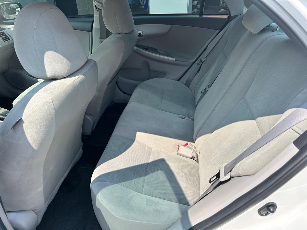 Toyota Corolla 4dr Sdn Auto LE (Natl) 2011