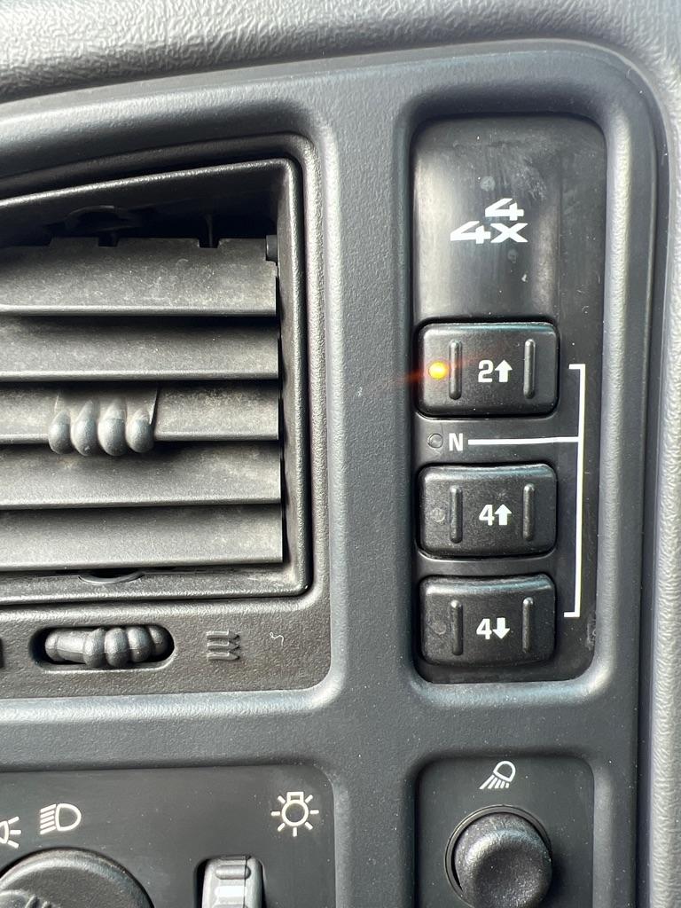 Chevrolet Silverado 2500HD Ext Cab 143.5" WB 4WD LS 2003