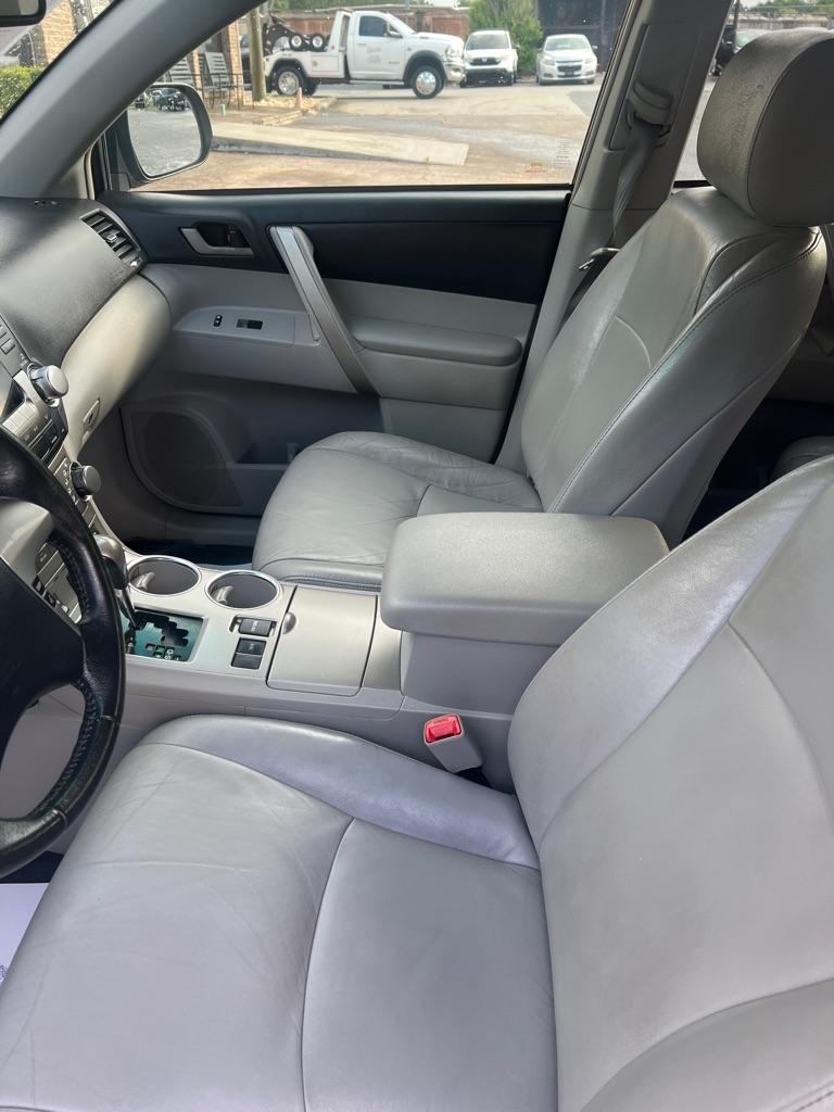 Toyota Highlander FWD 4dr L4 Base (Natl) 2011