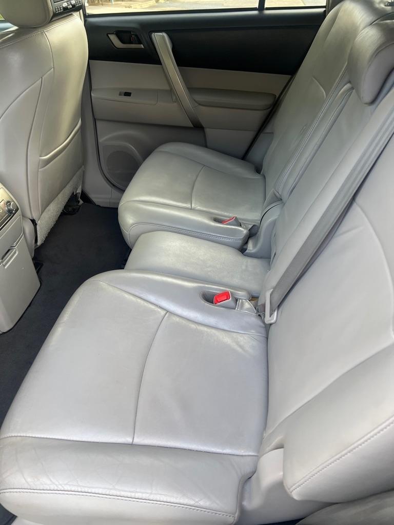 Toyota Highlander FWD 4dr L4 Base (Natl) 2011