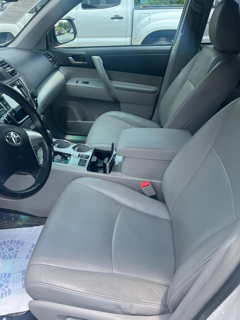 Toyota Highlander FWD 4dr V6 (Natl) 2013