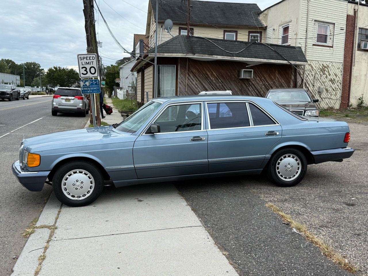 Mercedes-Benz 560 SEL sedan 1990 Mercedes-Benz 560 SEL sedan 1990