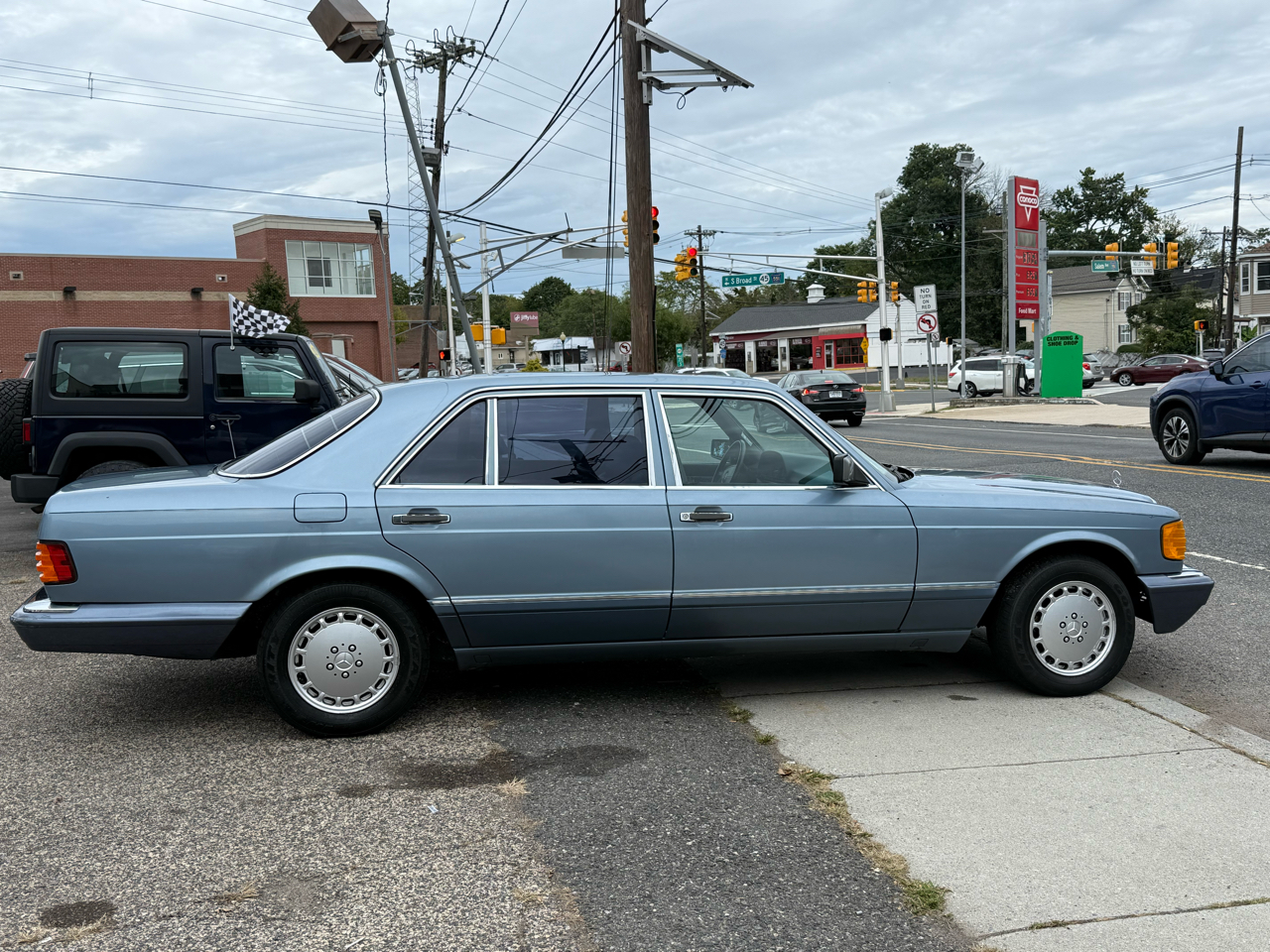 Mercedes-Benz 560 SEL sedan 1990 Mercedes-Benz 560 SEL sedan 1990