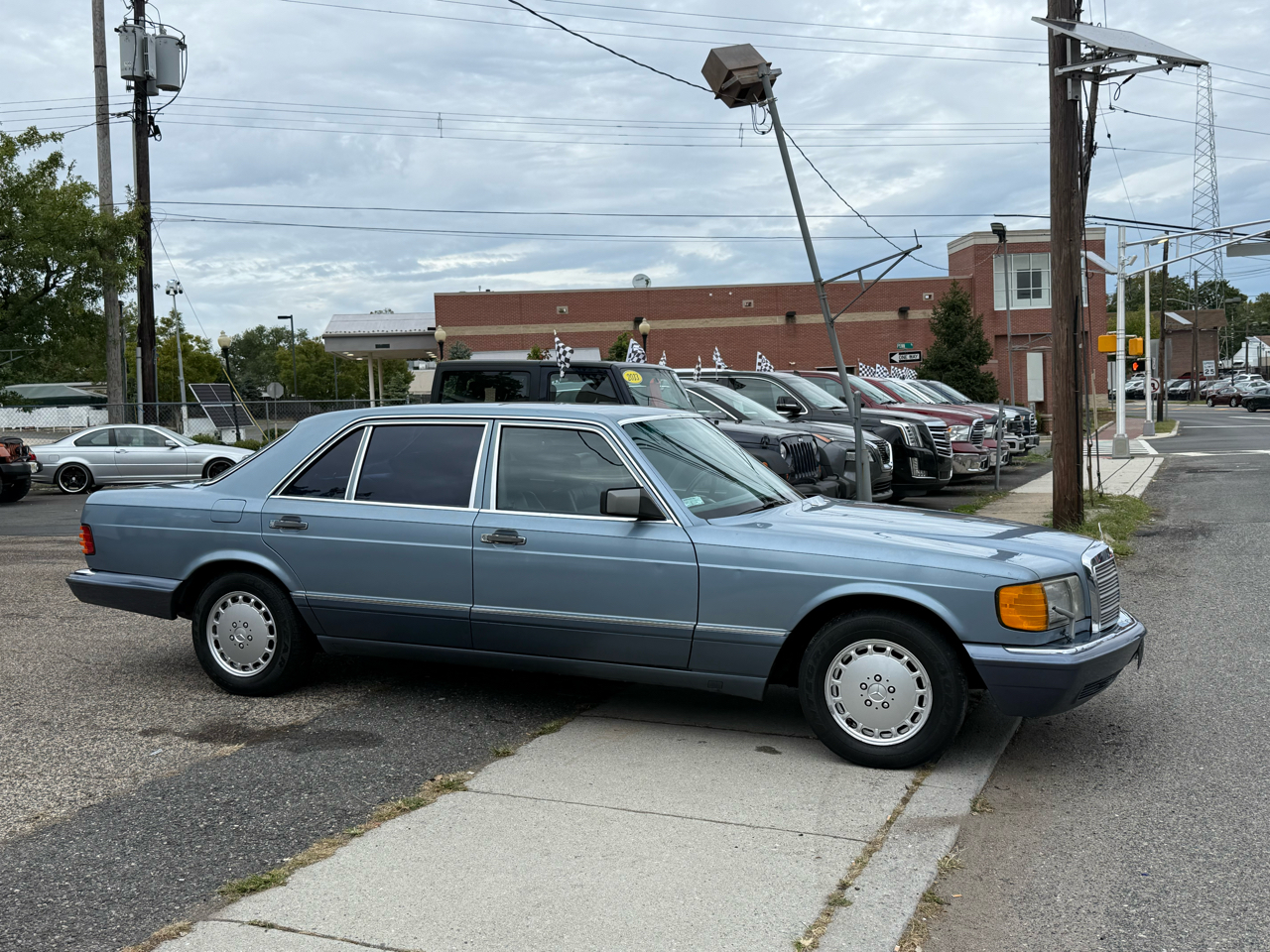 Mercedes-Benz 560 SEL sedan 1990 Mercedes-Benz 560 SEL sedan 1990