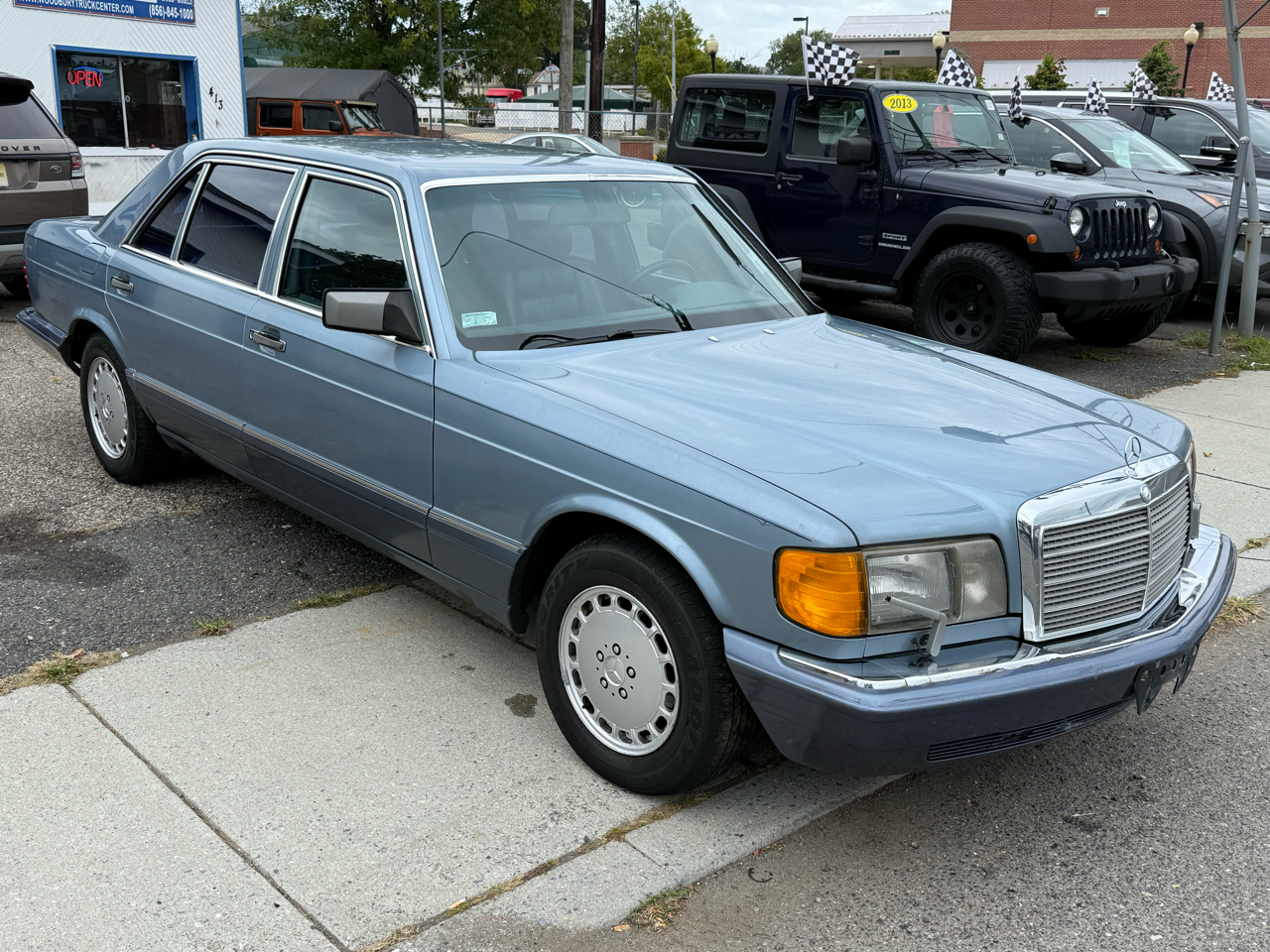 Mercedes-Benz 560 SEL sedan 1990 Mercedes-Benz 560 SEL sedan 1990