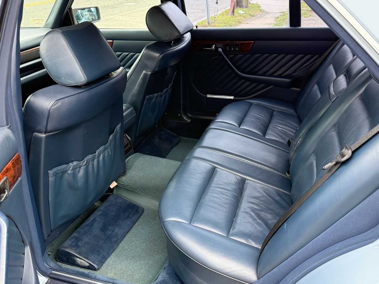 Mercedes-Benz 560 SEL sedan 1990 Mercedes-Benz 560 SEL sedan 1990