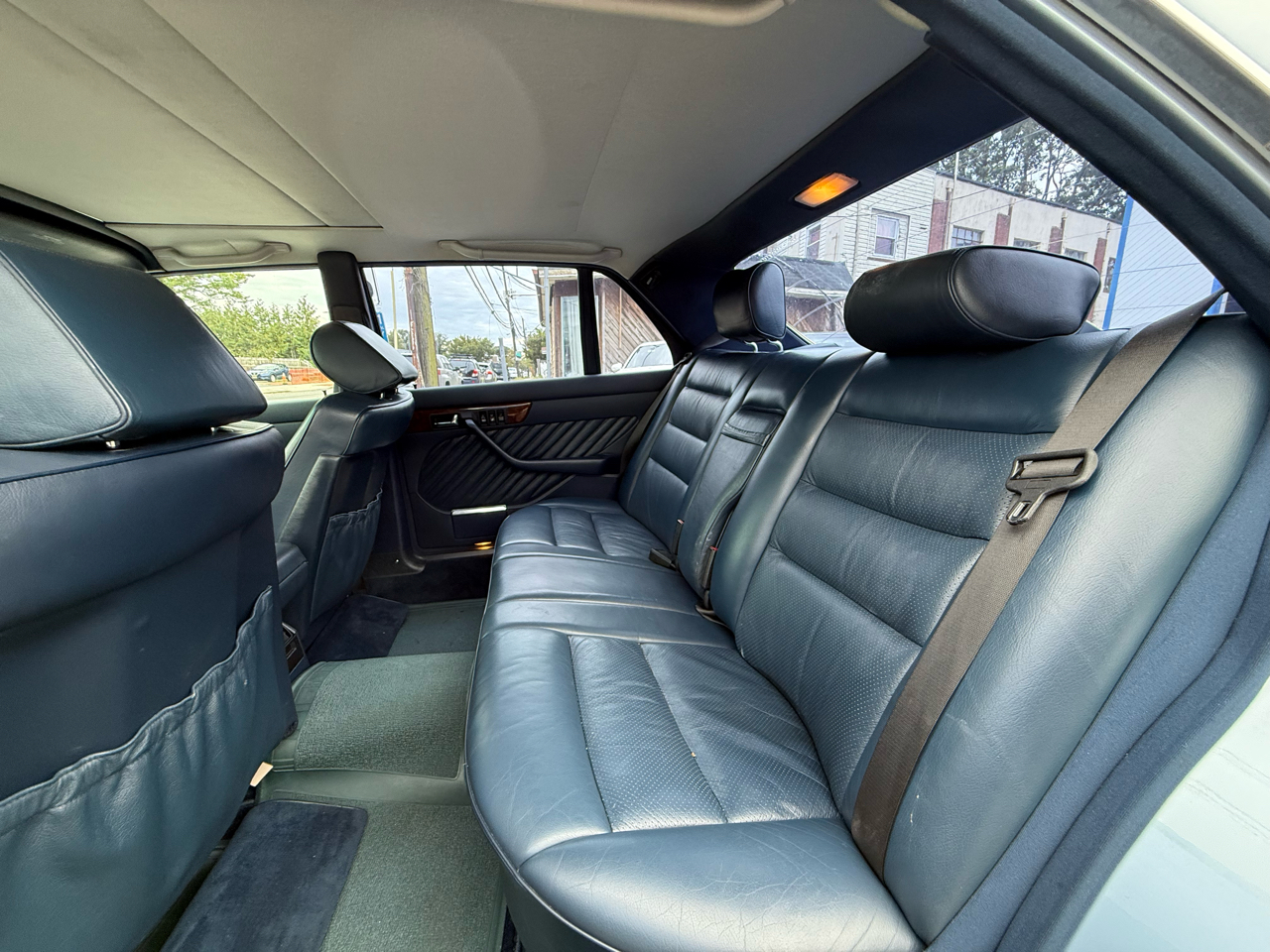 Mercedes-Benz 560 SEL sedan 1990 Mercedes-Benz 560 SEL sedan 1990