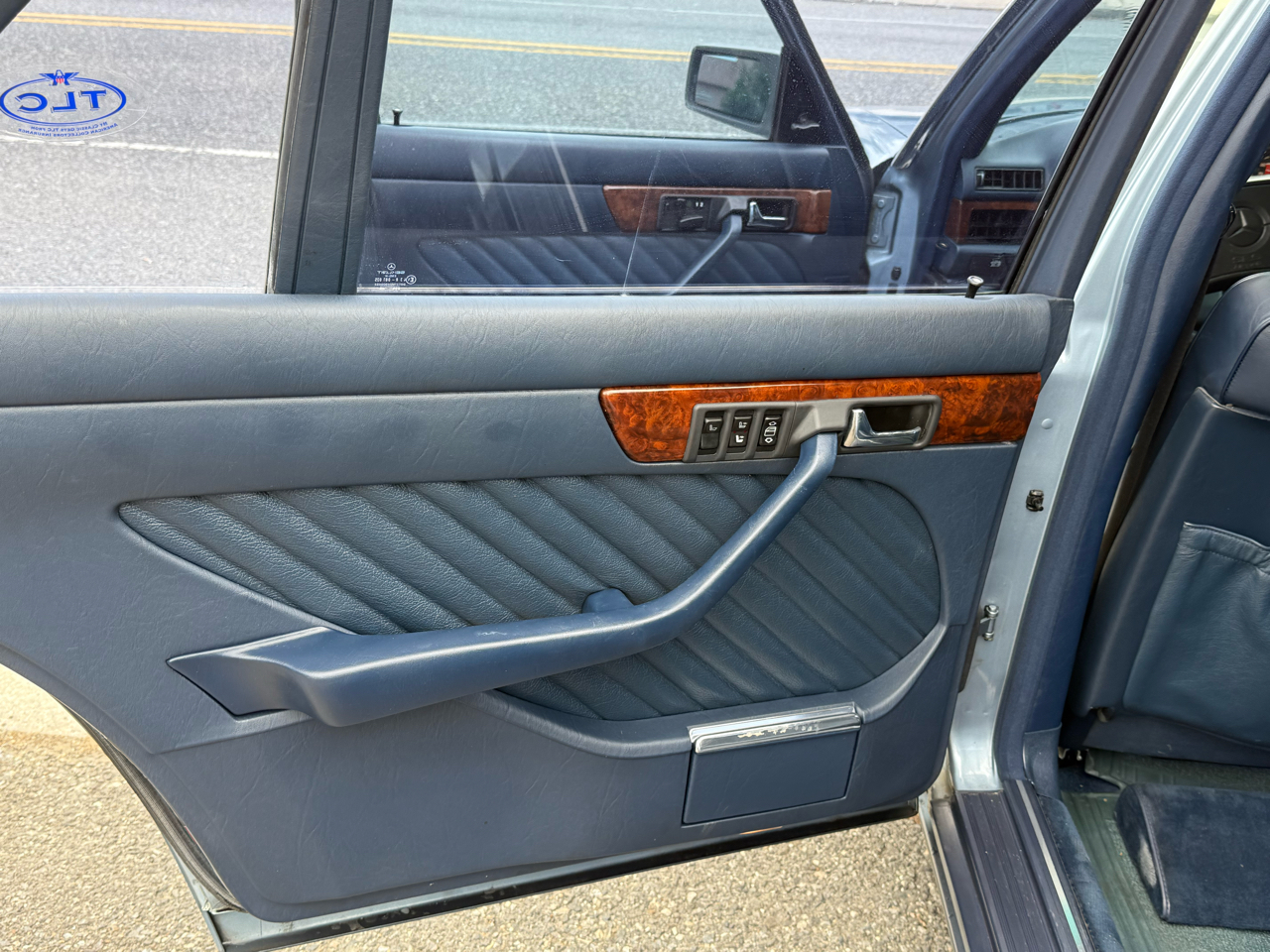 Mercedes-Benz 560 SEL sedan 1990 Mercedes-Benz 560 SEL sedan 1990