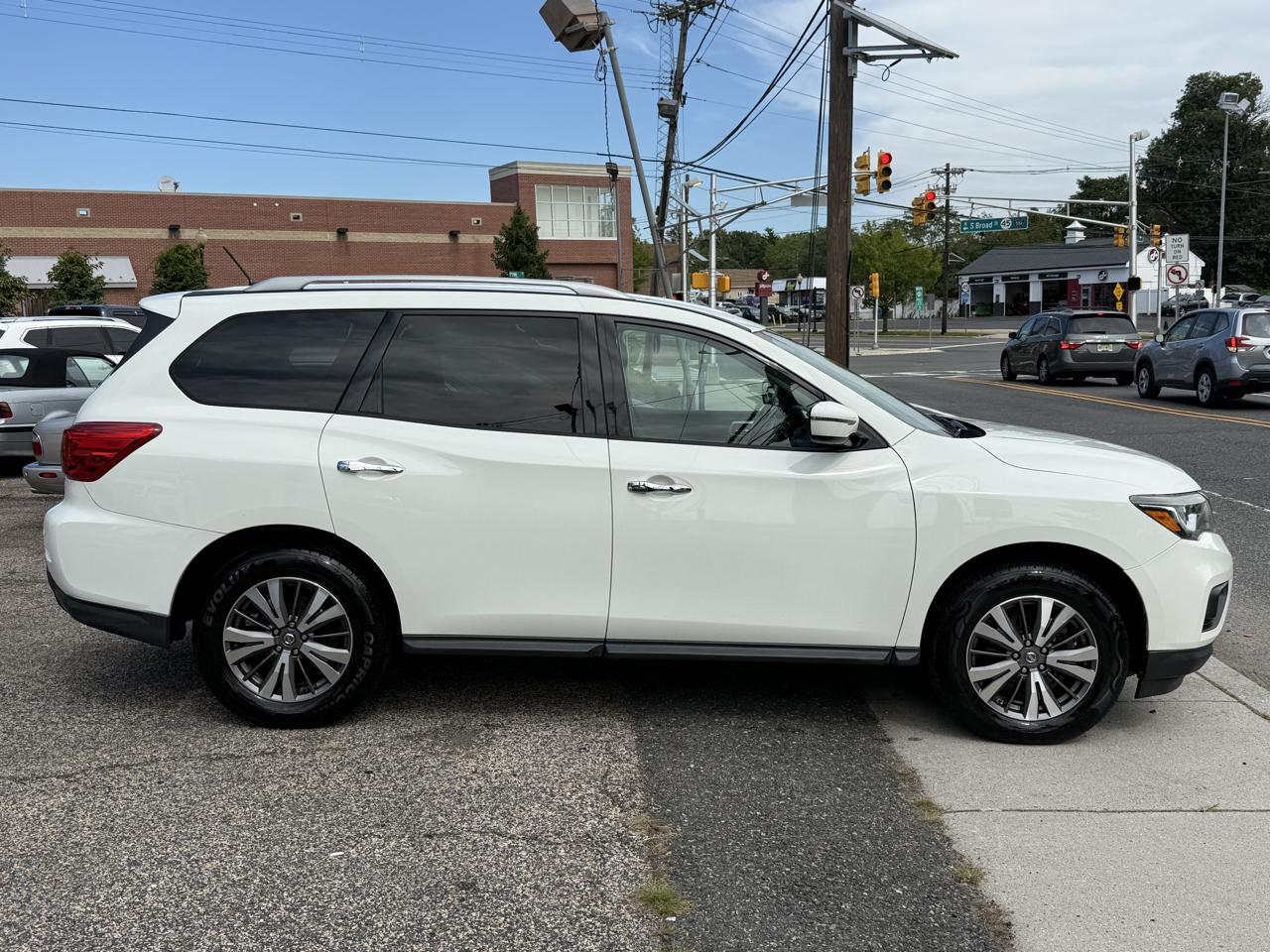 Nissan Pathfinder SV 2017