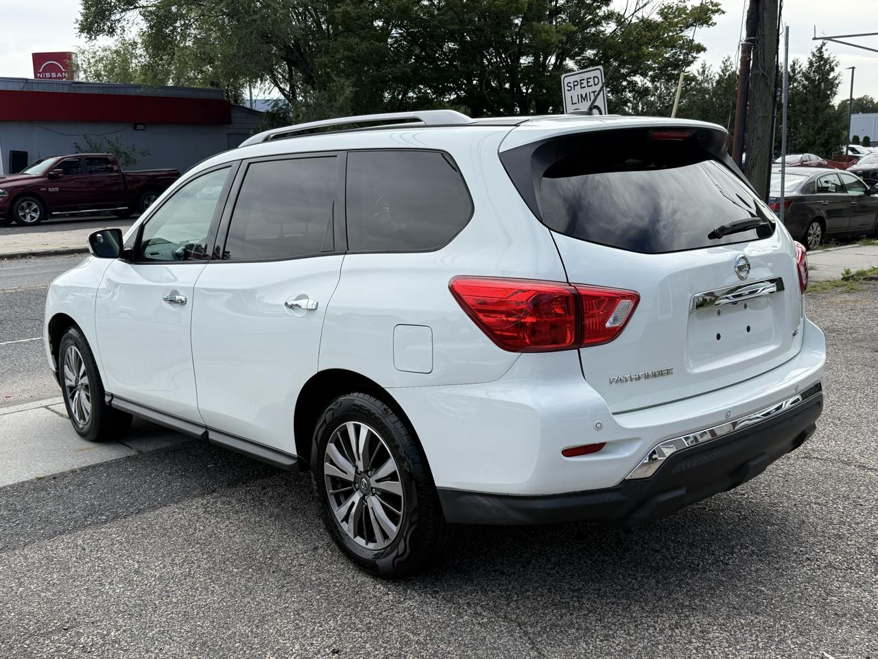 Nissan Pathfinder SV 2017
