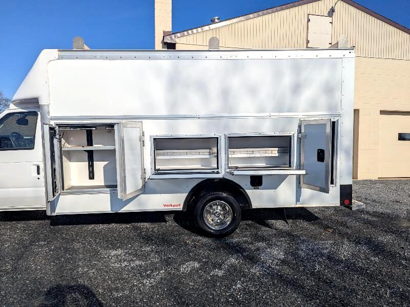 Ford E-450 Super Duty  2023