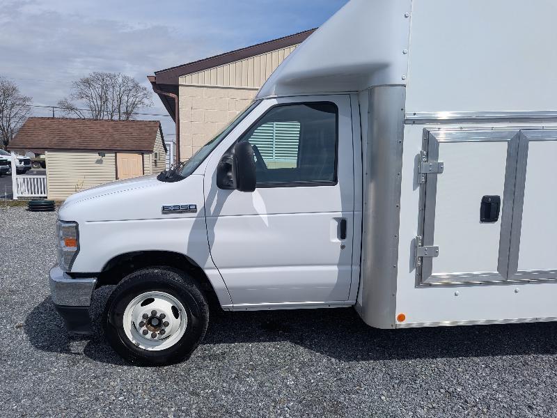 Ford Econoline E-350 Super Duty 2024