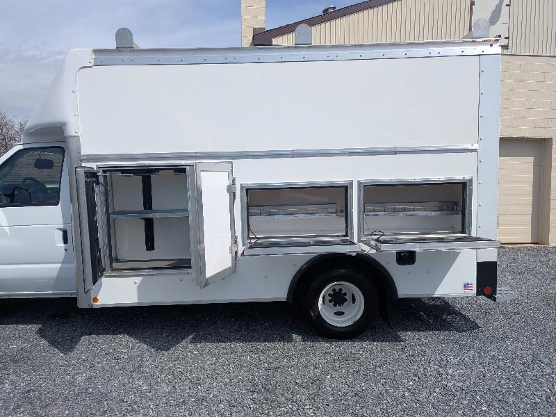 Ford Econoline E-350 Super Duty 2024