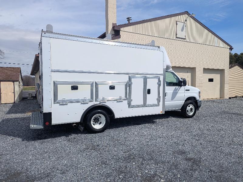 Ford Econoline E-350 Super Duty 2024