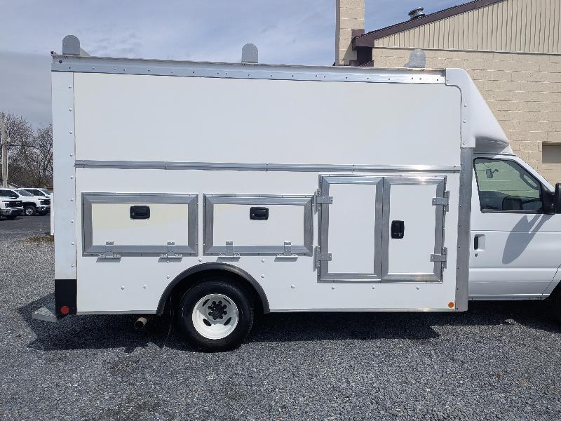 Ford Econoline E-350 Super Duty 2024