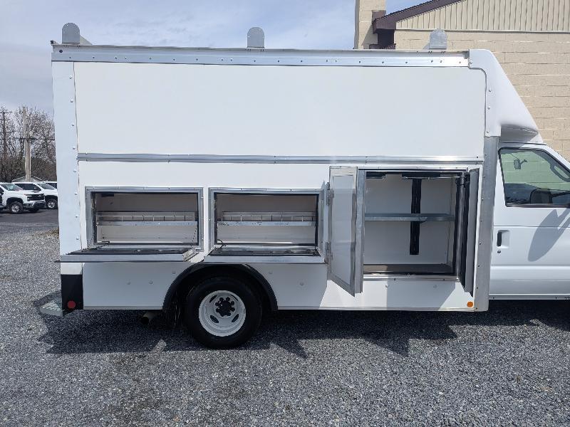 Ford Econoline E-350 Super Duty 2024