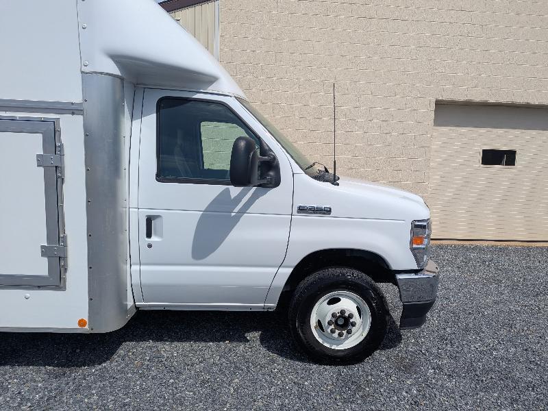 Ford Econoline E-350 Super Duty 2024