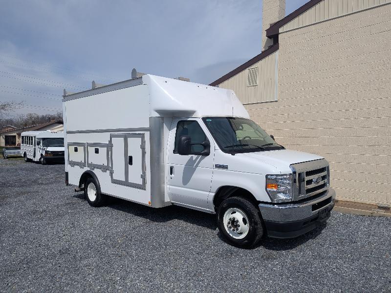 Ford Econoline E-350 Super Duty 2024