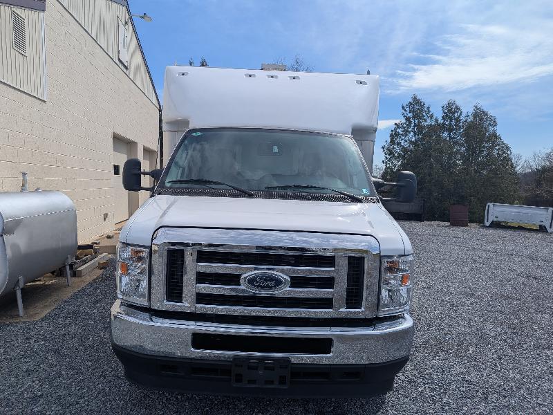 Ford Econoline E-350 Super Duty 2024