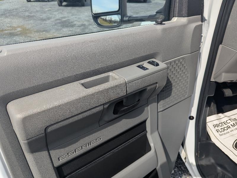 Ford Econoline E-350 Super Duty 2024