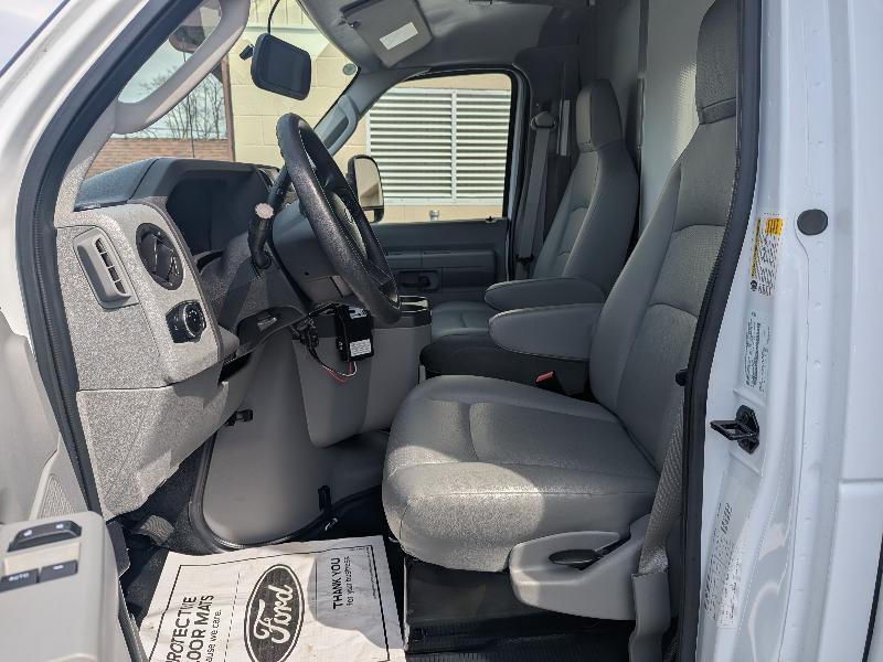 Ford Econoline E-350 Super Duty 2024