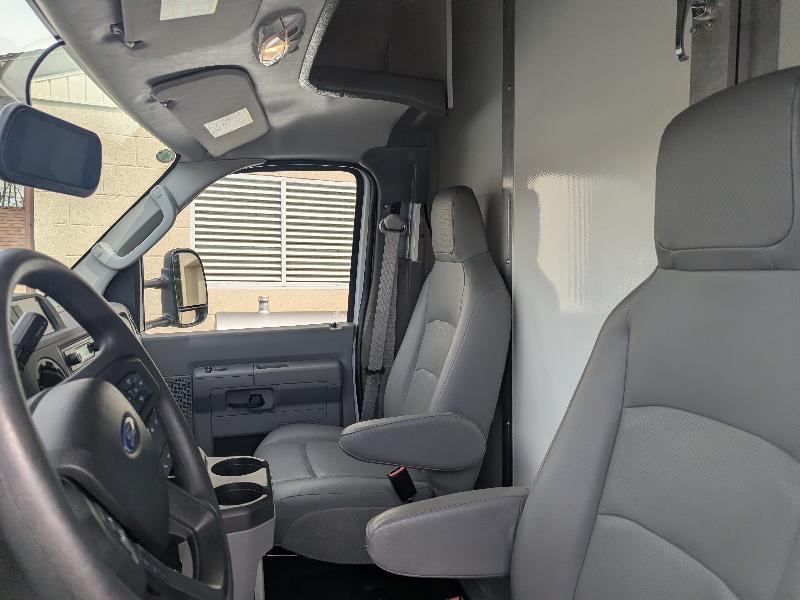 Ford Econoline E-350 Super Duty 2024