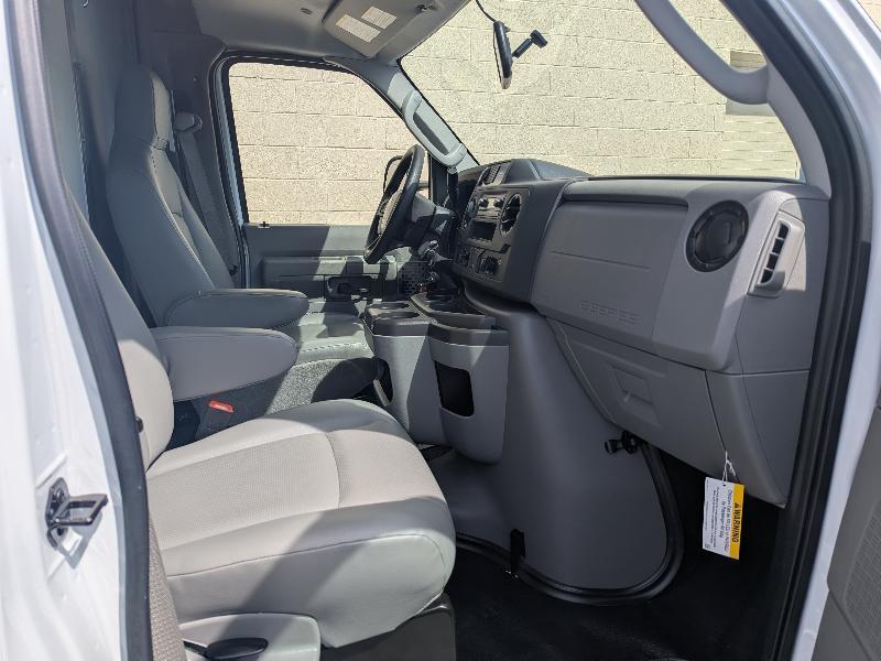 Ford Econoline E-350 Super Duty 2024