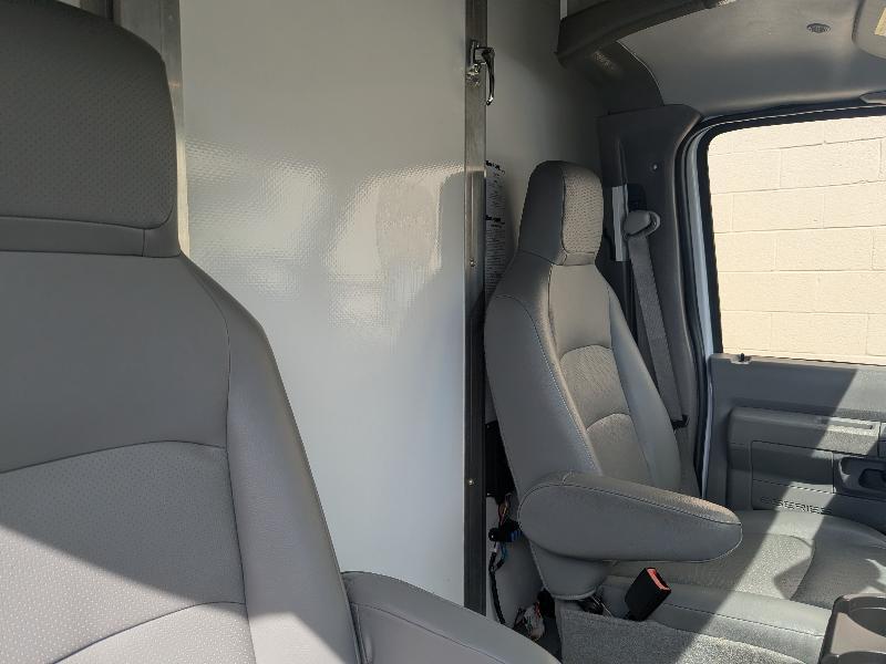 Ford Econoline E-350 Super Duty 2024