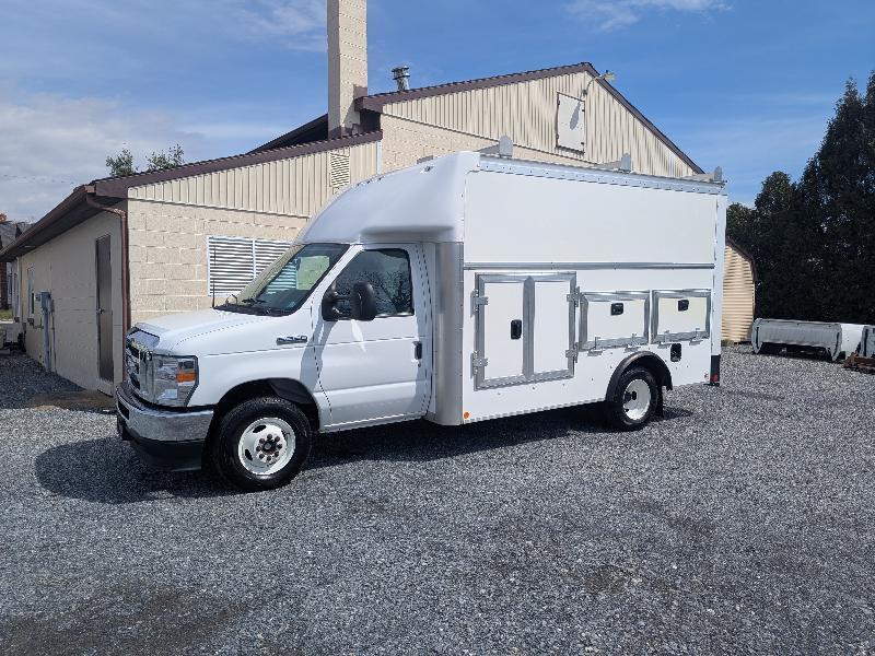Ford Econoline E-350 Super Duty 2024