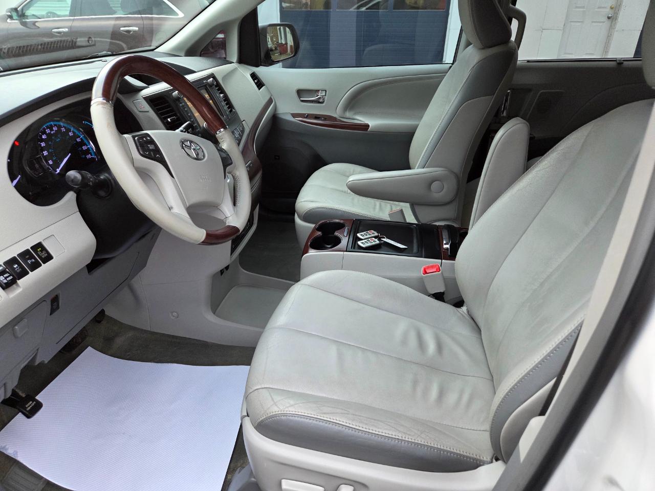 Toyota Sienna Limited AWD 7-Passenger V6 2013