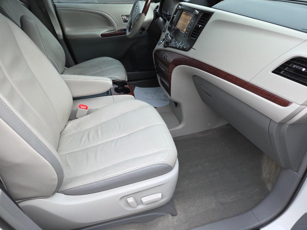 Toyota Sienna Limited AWD 7-Passenger V6 2013