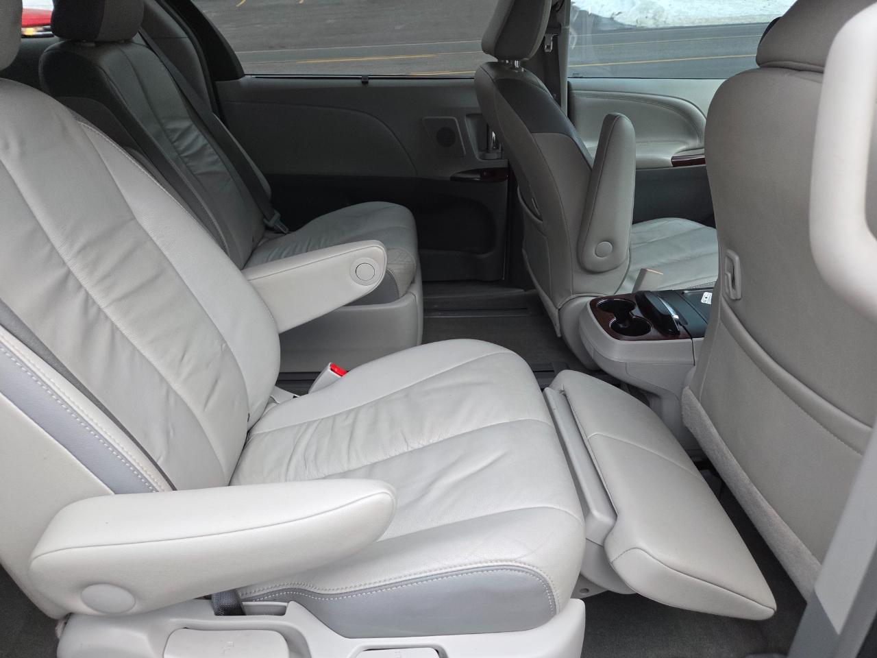 Toyota Sienna Limited AWD 7-Passenger V6 2013