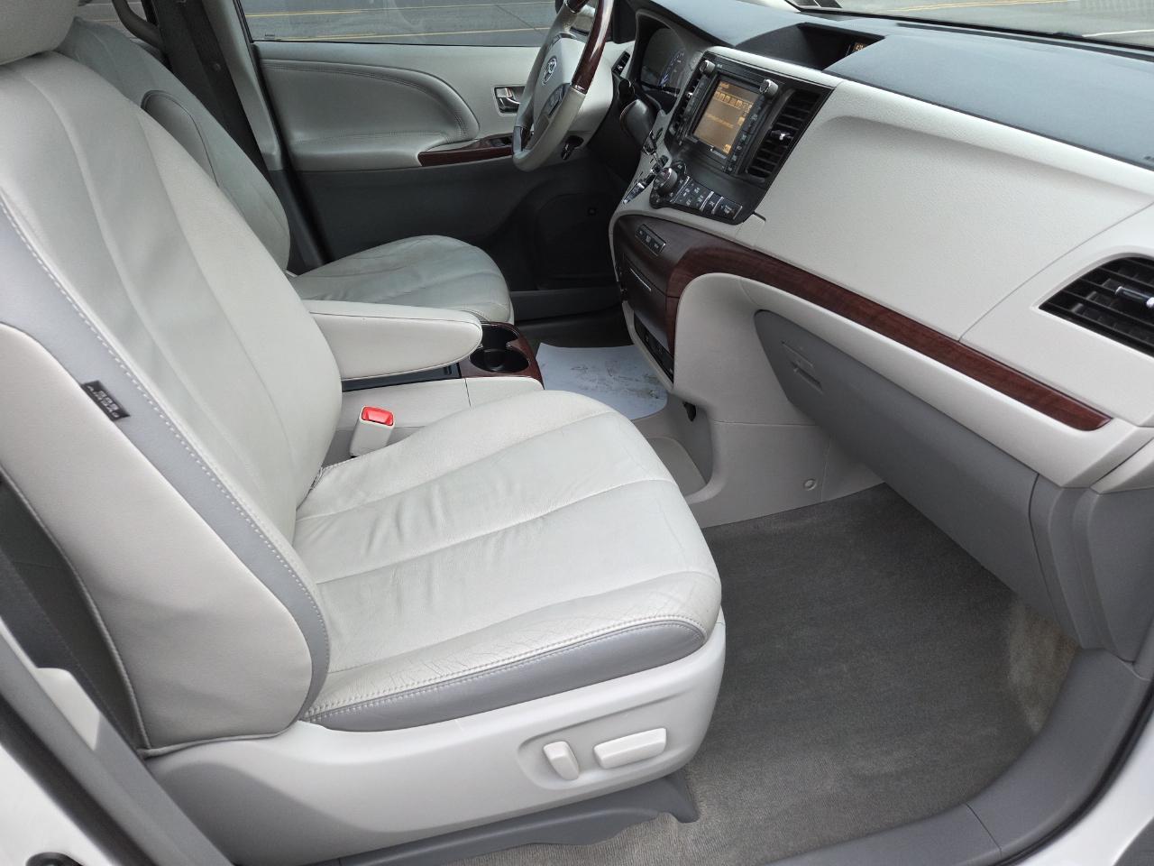 Toyota Sienna Limited AWD 7-Passenger V6 2013