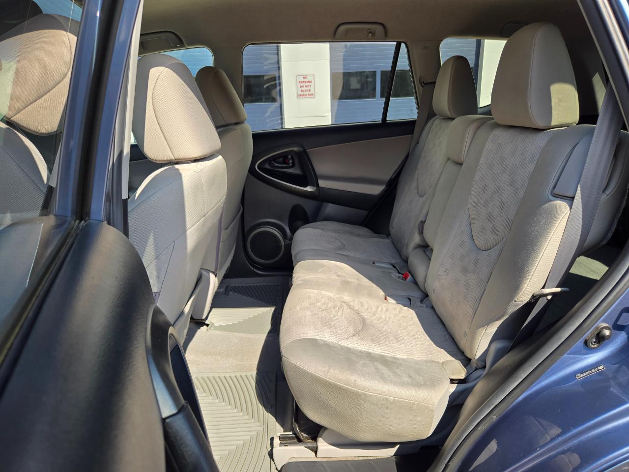 Toyota RAV4 Base I4 4WD 2012