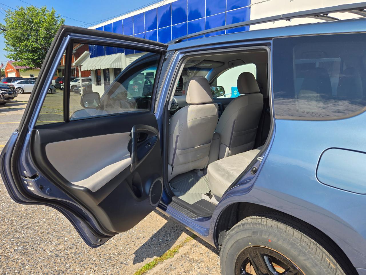 Toyota RAV4 Base I4 4WD 2012