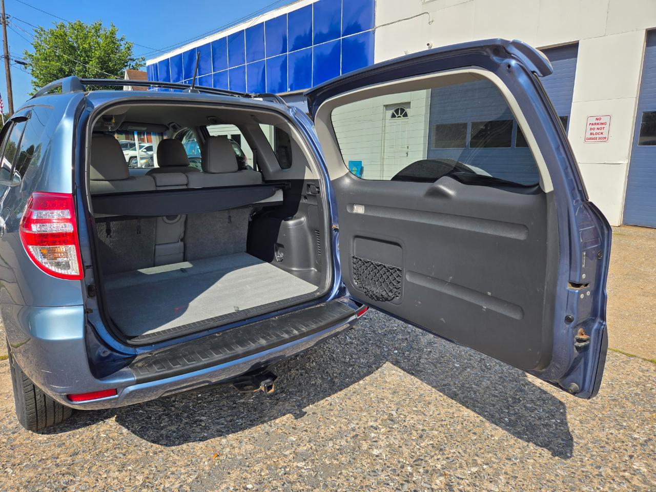 Toyota RAV4 Base I4 4WD 2012