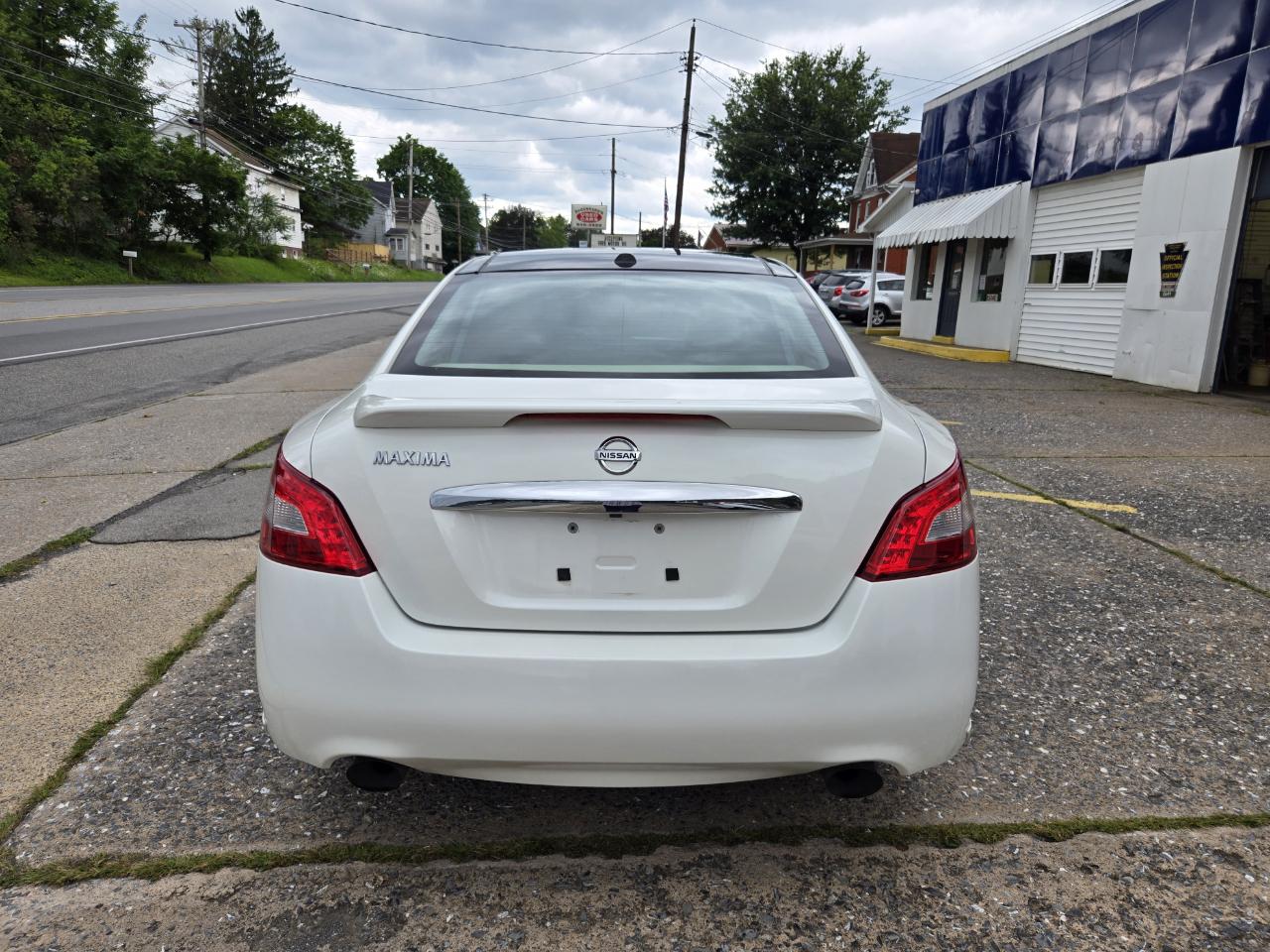Nissan Maxima  2010