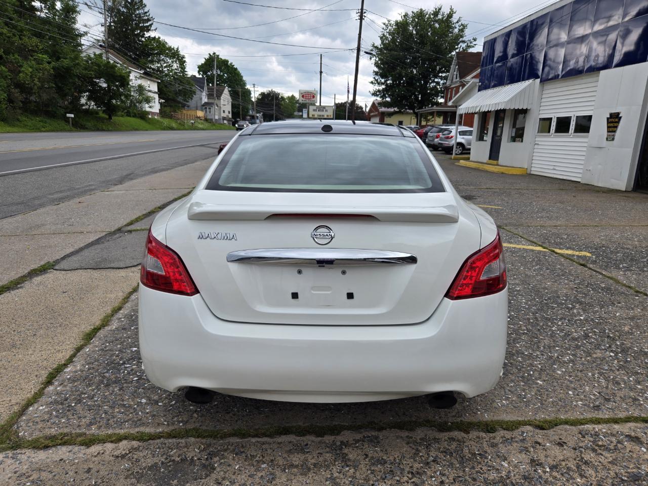 Nissan Maxima  2010