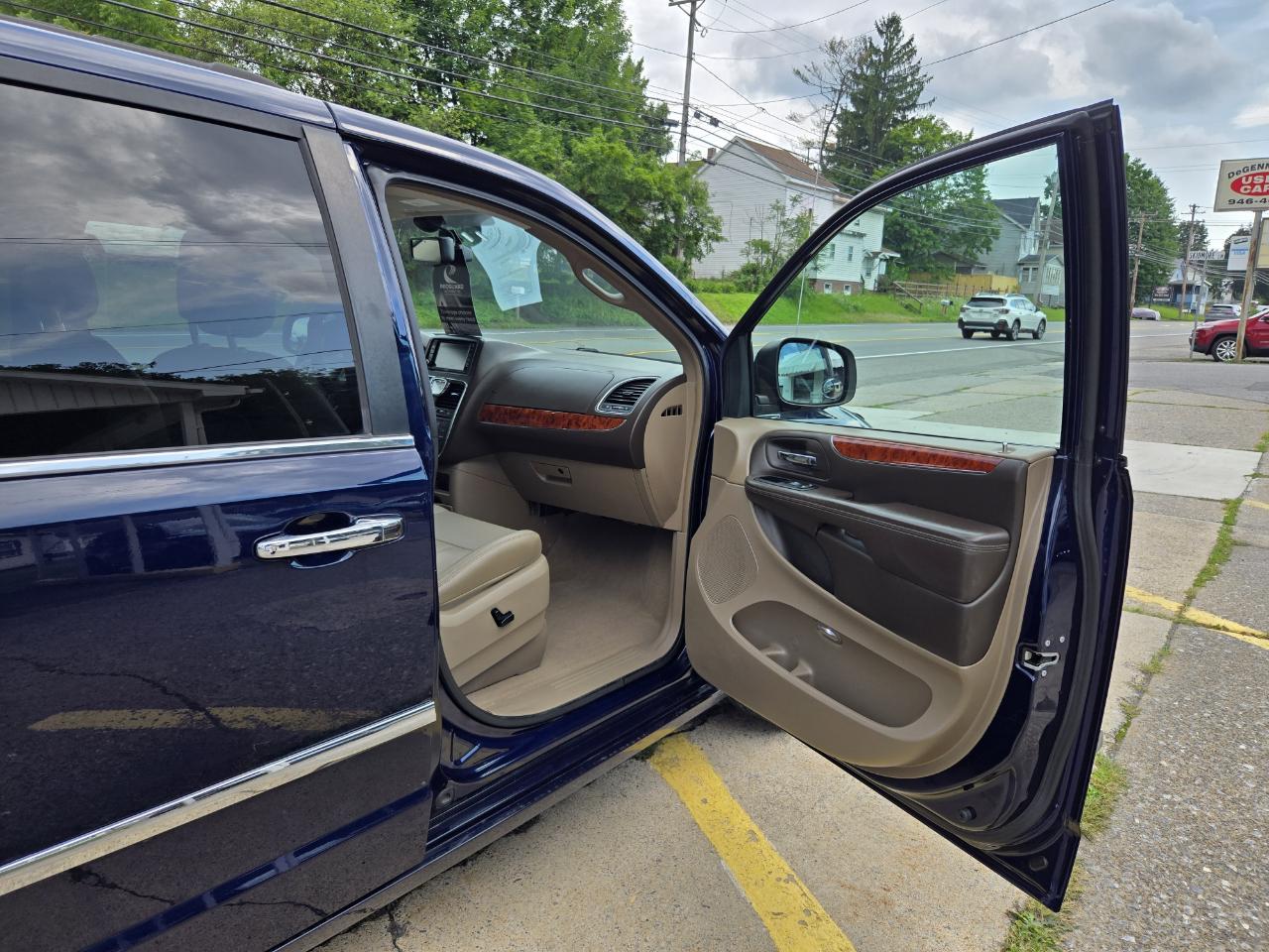Chrysler Town & Country Touring-L 2016