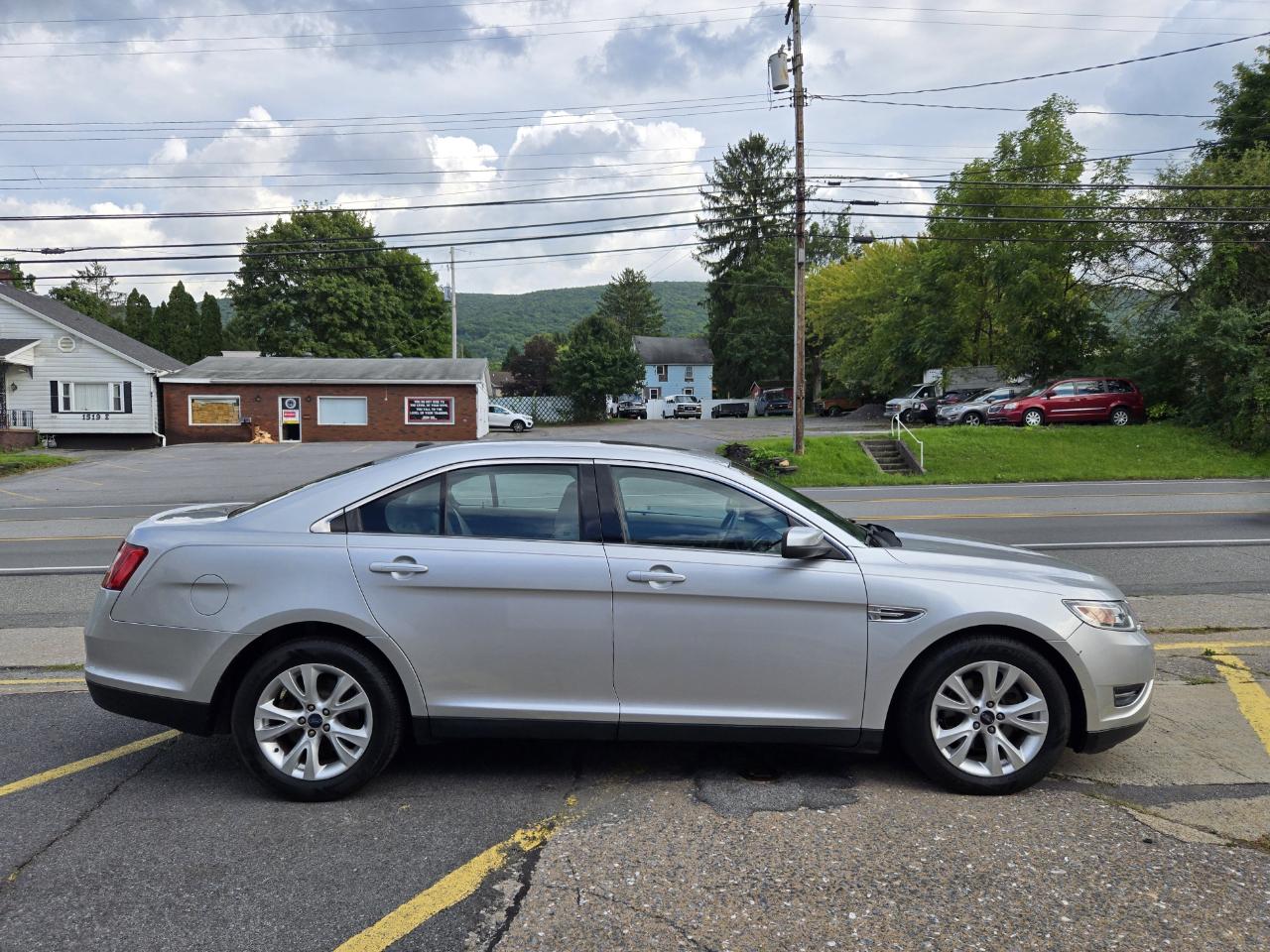 Ford Taurus SEL FWD 2012