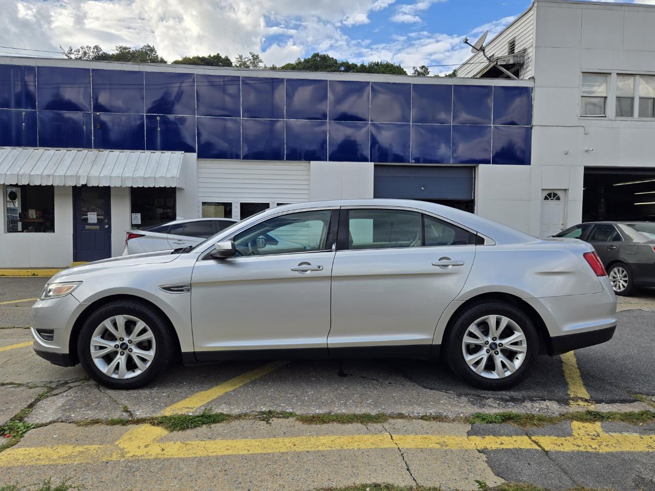Ford Taurus SEL FWD 2012
