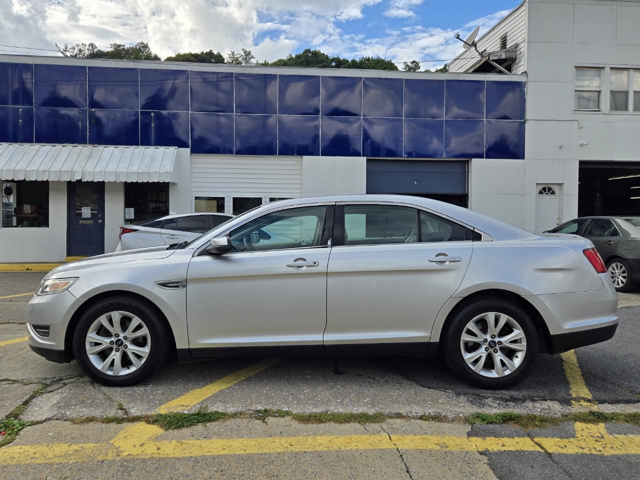 Ford Taurus SEL FWD 2012