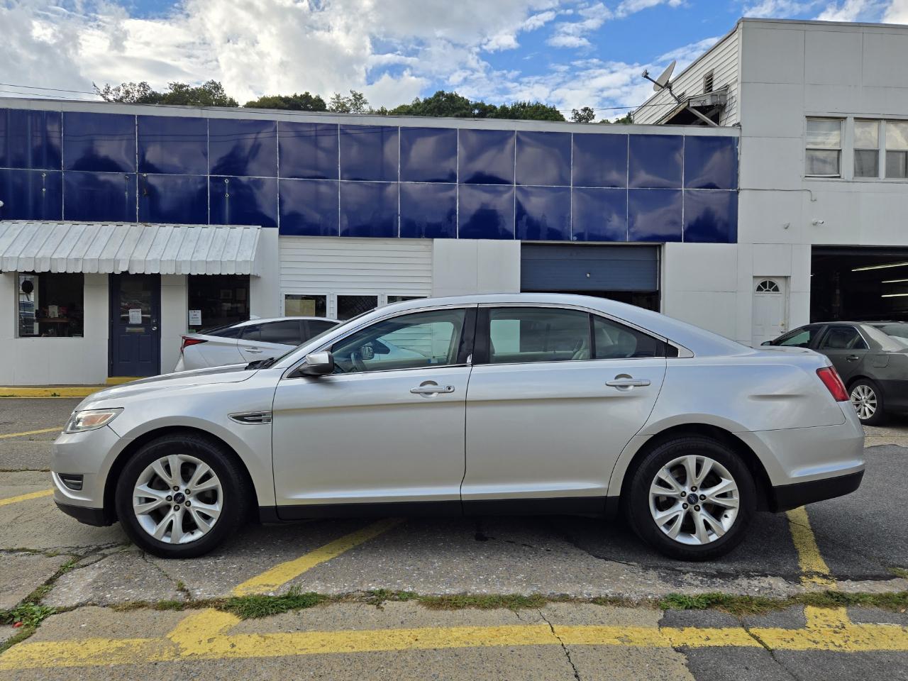 Ford Taurus SEL FWD 2012
