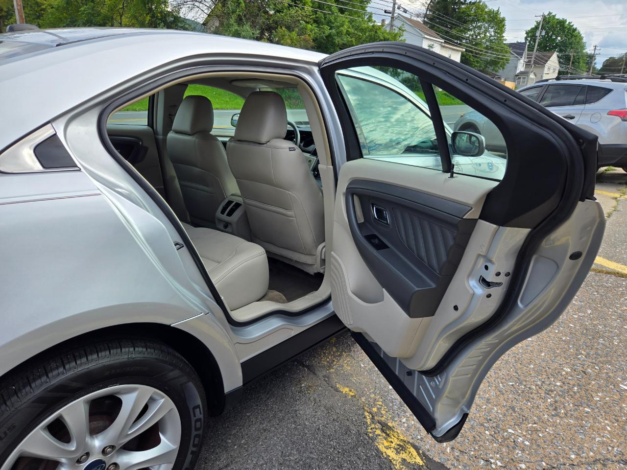 Ford Taurus SEL FWD 2012