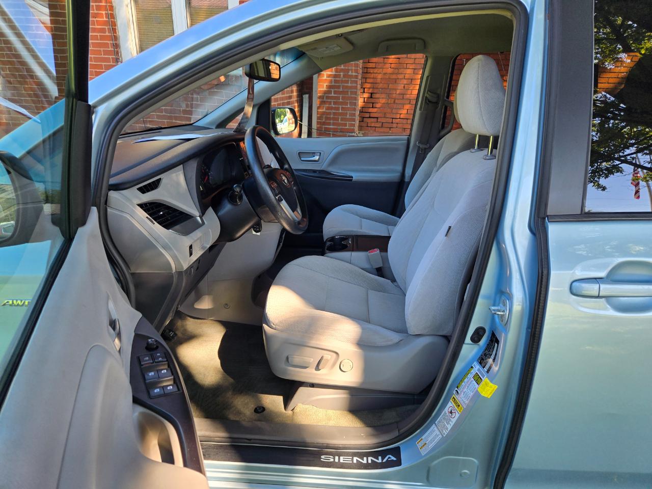 Toyota Sienna LE AWD 7-Passenger V6 2016
