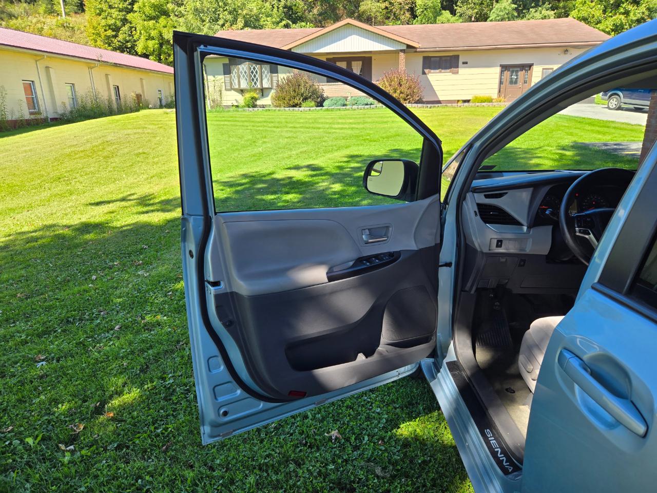Toyota Sienna LE AWD 7-Passenger V6 2016